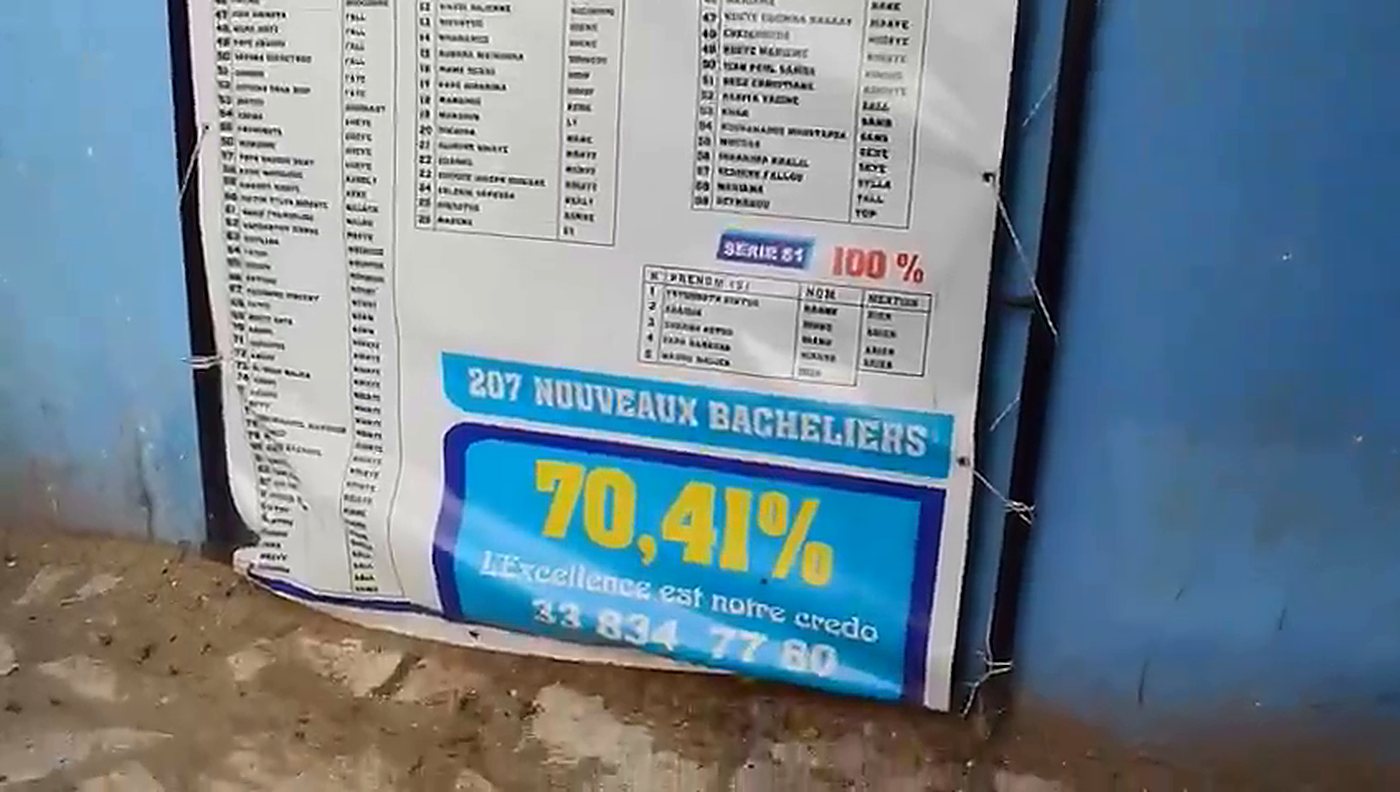 Banderole annonçant 207 nouveaux bacheliers et un taux de réussite de 70,41 %