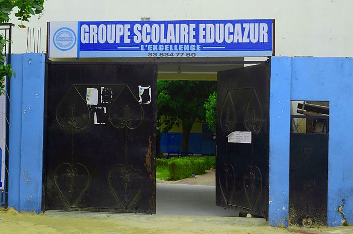Le portail d'entrée du Groupe Scolaire Educazur et son enseigne