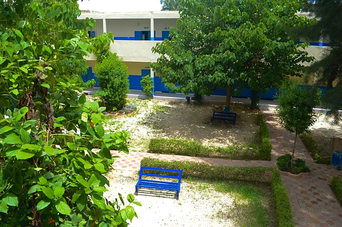 Une salle de classe de l'établissement, ses tables en bois et son tableau
